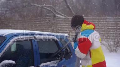 一个年轻人试图把他的滑雪板装在一辆<strong>小汽车</strong>里，但他`不到。 汽车空间不足的概念